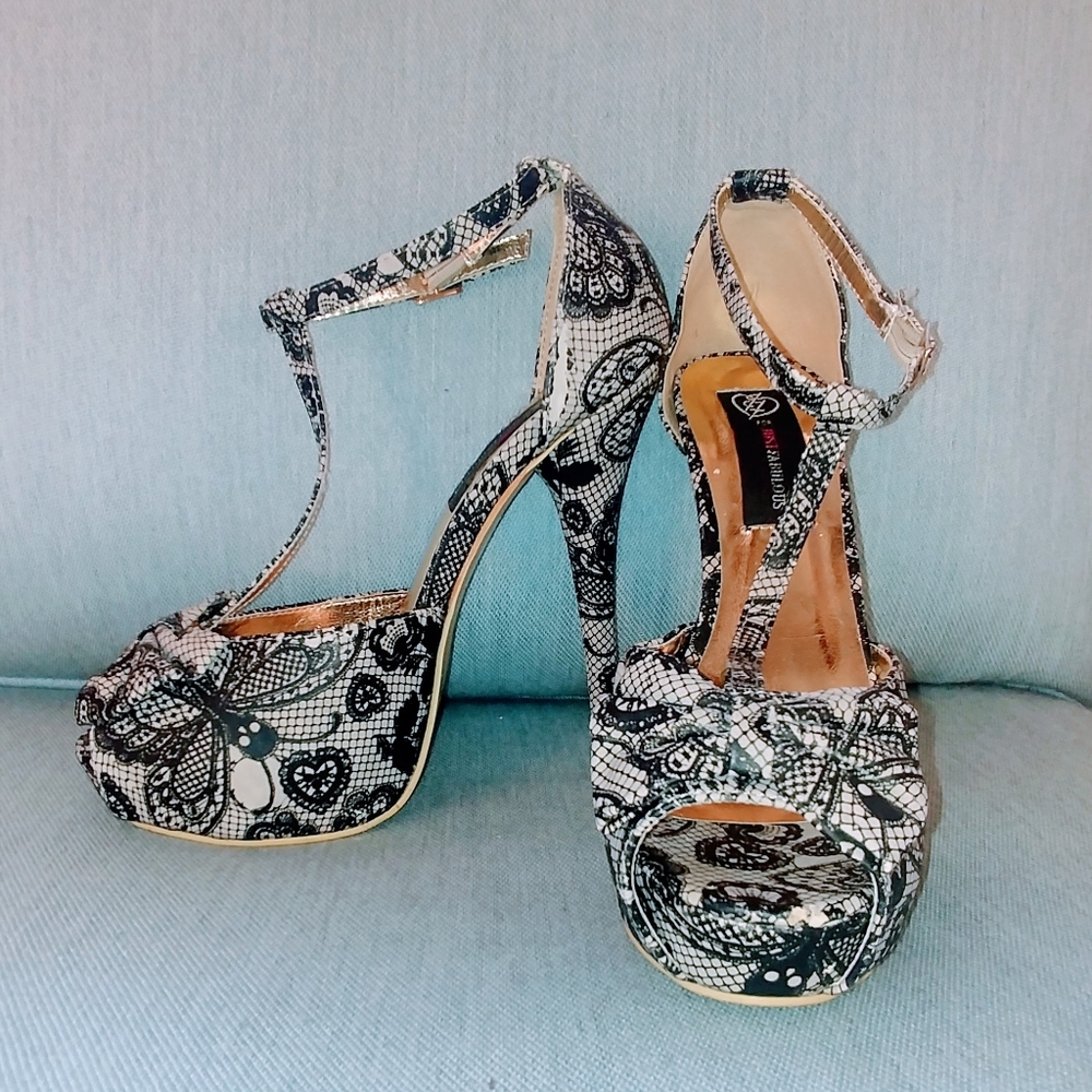 JustFab Pumps, Size 8, New Never Worn, Black & White Design